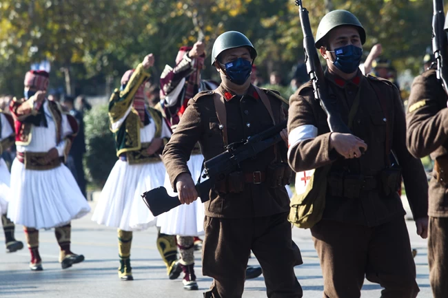 Εντυπωσιακή η στρατιωτική παρέλαση της 28ης Οκτωβρίου - Το μήνυμα του πιλότου του F-16 με στίχους Παλαμά [εικόνες]