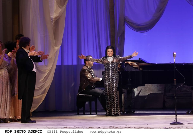 Glam και εκθαμβωτική στα 90 της η Ζωζώ Σαπουντζάκη: Το εφαρμοστό φόρεμα με τις αλυσίδες και τα λαμπερά αξεσουάρ