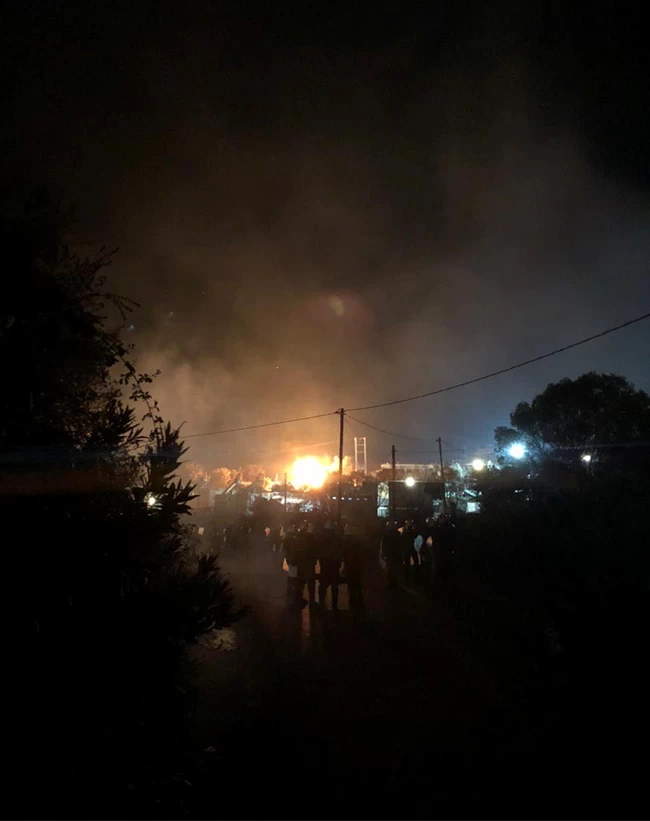 Ολονύχτια κόλαση φωτιάς στη Μόρια: Κάηκε ο καταυλισμός - Στο δρόμο 12.500 μετανάστες [εικόνες και βίντεο]