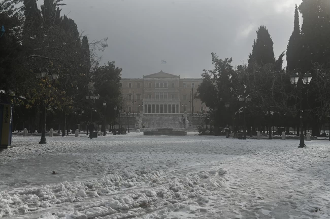 Αθήνα: Η επόμενη μέρα από το πέρασμα της "Ελπίδας" - Στα λευκά η πλατεία Συντάγματος [εικόνες]