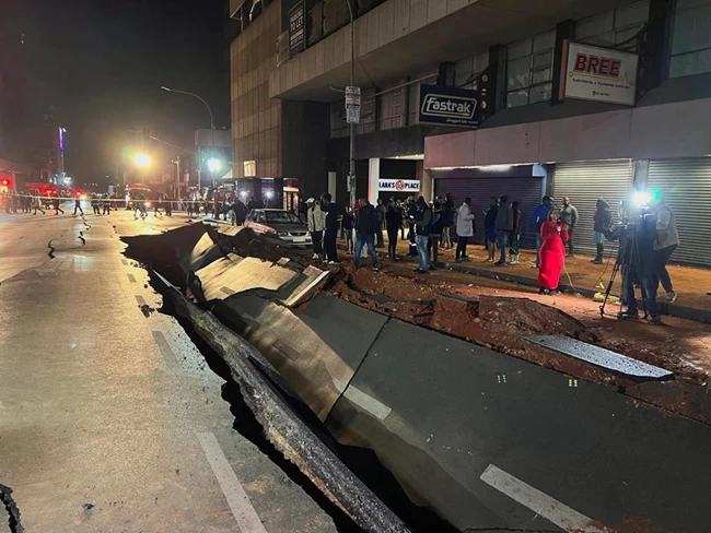 Γιοχάνεσμπουργκ: Υπόγεια έκρηξη διέλυσε δρόμο - Αυτοκίνητα τινάχτηκαν στον αέρα [βίντεο]