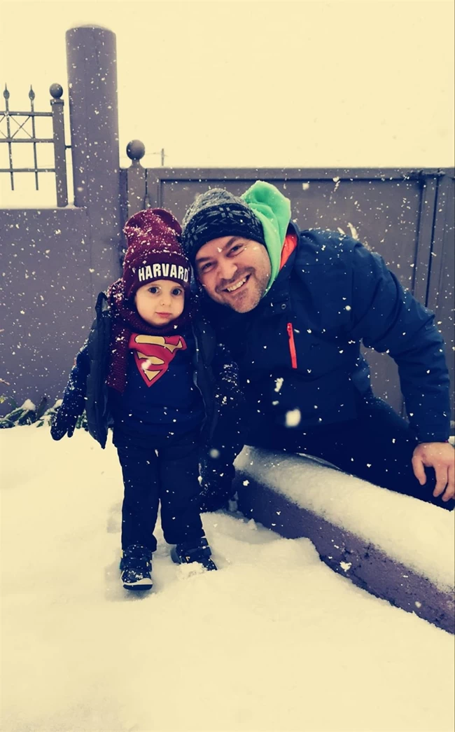 Συγκίνηση: Ο μικρός Παναγιώτης - Ραφαήλ στέκεται στα πόδια του και χαίρεται με το χιόνι