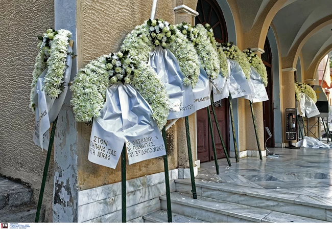 Πένθος στο Ναύπλιο: Συντετριμμένοι οι γονείς στην κηδεία του 14χρονου - Εκατοντάδες μαθητές δίπλα από το λευκό φέρετρο ΝΑΥΠΛΙΟ ΚΗΔΕΙΑ 14ΧΡΟΝΟΥ