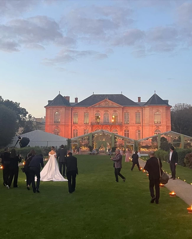 Boho girl η Μαρί Σαντάλ: Η διαφορετική εμφάνιση σε χλιδάτο γάμο στο Παρίσι με boho look