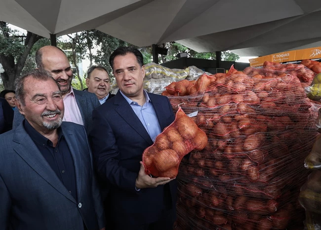 Στη Λαχαναγορά του Ρέντη ο Άδωνις Γεωργιάδης: Κουβάλησε τελάρα με φρούτα και λαχανικά [εικόνες]