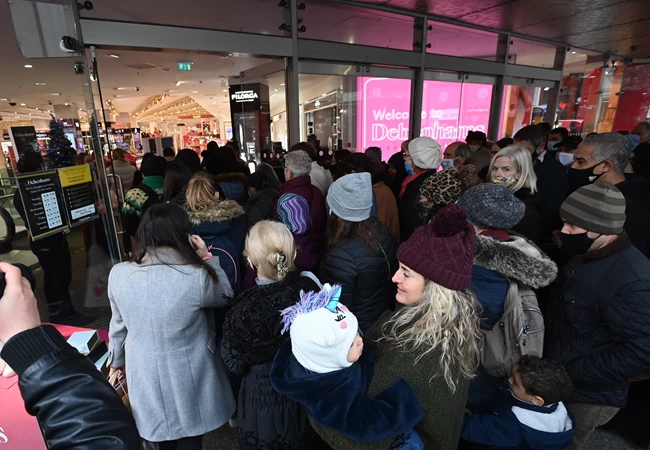 "Πανικός" μετά την άρση του lockdown στην Αγγλία - Απίστευτες ουρές από κόσμο στα καταστήματα για ψώνια [Εικόνες]
