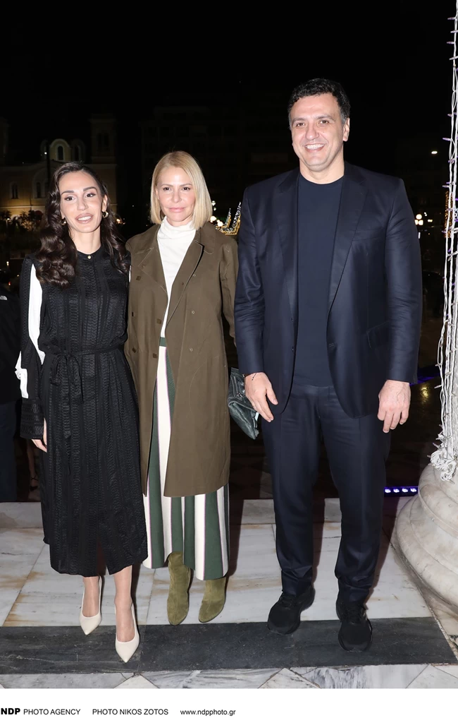 Τζένη Μπαλατσινού: Στιλάτη με πλεκτή ριγέ φούστα Victoria Beckham και ονειρεμένες καστόρινες μπότες