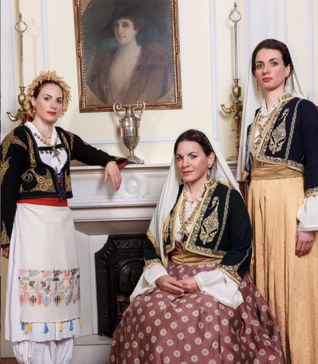 Όλγα Κεφαλογιάννη: Η καταπληκτική φωτογράφιση με τις αδερφές της με παραδοσιακές στολές
