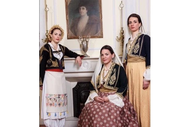 Όλγα Κεφαλογιάννη: Η καταπληκτική φωτογράφιση με τις αδερφές της με παραδοσιακές στολές
