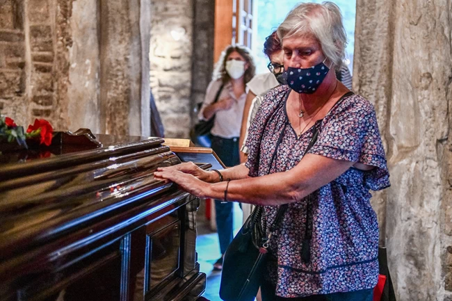 Μίκης Θεοδωράκης: Από τις 10 το πρωί συνεχίζεται το λαϊκό προσκύνημα - Το θλιβερό παρασκήνιο της κόντρας πριν την κηδεία