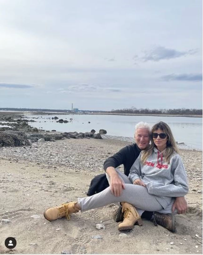 Ρίτσαρντ Γκιρ: Ο 71χρονος γόης ποζάρει με την 38χρονη σύζυγό του δίπλα στη θάλασσα