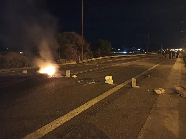 Μέγαρα: Κλειστή η Παλαιά Εθνική οδός - Επεισόδια από Ρομά με πέτρες και φωτιές [Εικόνες]