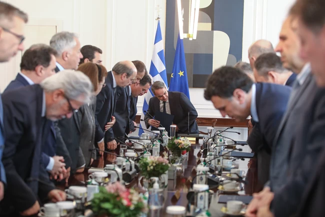 Βαρύ κλίμα στο υπουργικό συμβούλιο: Οι σκυθρωποί υπουργοί και τα σχόλια στο Twitter