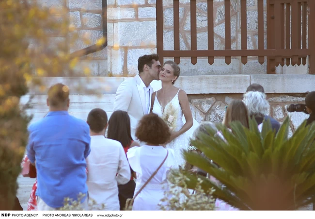 Γάμος Δανάης Μιχαλάκη: Το άλμπουμ του γάμου τους και το πάρτι δίπλα στη θάλασσα [εικόνες]