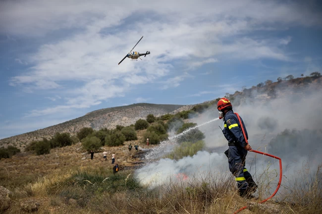 Φωτιά στη Βούλα: Πυροσβέστης μεταφέρεται στο νοσοκομείο με αναπνευστικά προβλήματα [εικόνες, βίντεο]