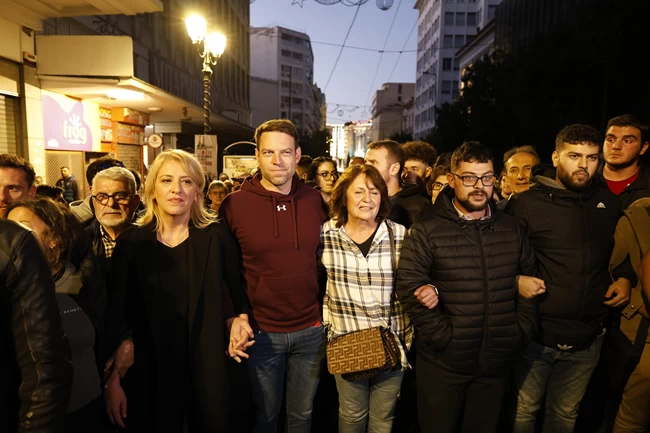 Πολυτεχνείο: Πήγε στην πορεία τελικά ο Κασσελάκης αλλά μόνο για... 200 μέτρα - Στην πρεσβεία δεν έφθασε ποτέ