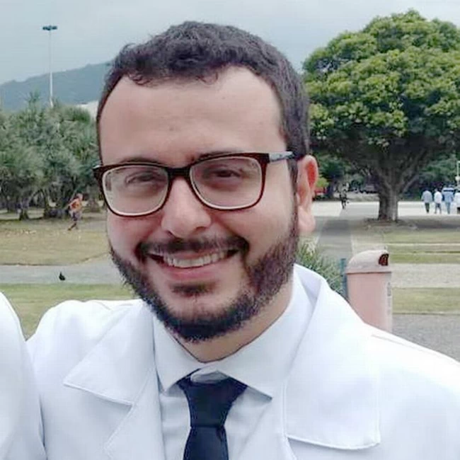 Κορονοϊός: Ποιος ήταν ο εθελοντής γιατρός που πέθανε στη δοκιμή του εμβολίου - Τι λένε Μόσιαλος, Δερμιτζάκης