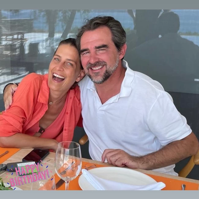 Τατιάνα Μπλάτνικ: Το τολμηρό μαγιό με το πολύ ανοιχτό ντεκολτέ και το ασορτί πουκάμισο που το συνδύασε