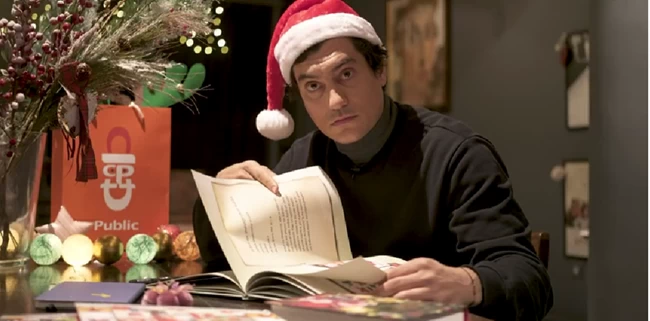 Ο Αργύρης Πανταζάρας στον ρόλο του παραμυθά μας διαβάζει τις πιο όμορφες χριστουγεννιάτικες ιστορίες