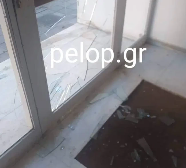 Πανικός στην Πάτρα: Οδηγός πήγε να παρασύρει γυναίκα, την κυνήγησε και έπεσε σε είσοδο πολυκατοικίας