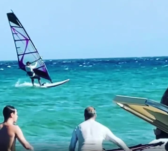 Ελεονώρα Μελέτη: Δαμάζει τα κύματα στην Πάρο κάνοντας windsurfing και ο σύζυγός της βιντεοσκοπεί υπομονετικά