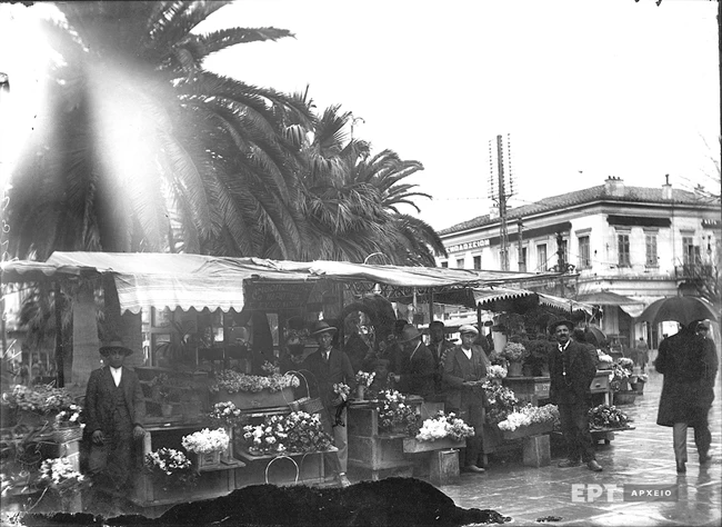 Τα υπαίθρια ανθοπωλεία στην Πλατεία Ομονοίας κατά τη δεκαετία 1920 πριν την κατασκευή του υπόγειου σταθμού
