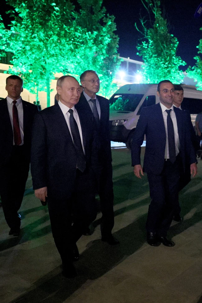 Πρώτη εμφάνιση Πούτιν με κόσμο μετά την ανταρσία του Πριγκόζιν: Αγκαλιές, φιλιά και σέλφι - Μήπως είναι σωσίας;
