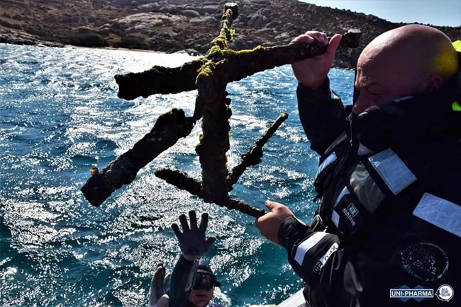 Δήλος: Πάνω από ένας τόνος σκουπιδιών βγήκε από τον βυθό της - Από καπέλα μέχρι καρέκλες