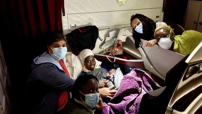 Το "θαύμα" της ζωής εν πτήση: Καναδή γιατρός βοηθά μετανάστρια να γεννήσει μέσα σε αεροπλάνο [εικόνες]