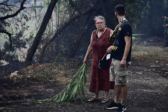 Υπό έλεγχο η φωτιά στη Σταμάτα- Προσήχθη αλλοδαπός ως ύποπτος για εμπρησμό, μήνυμα 112 στους κατοίκους