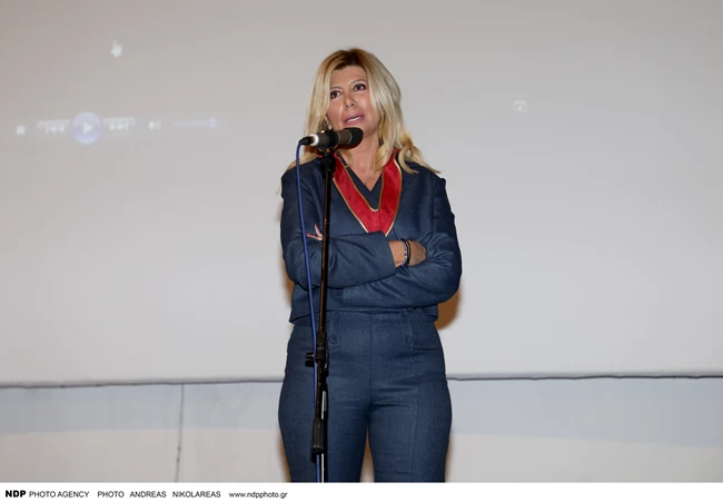 Ζήνα Κουτσελίνη: Βραδινή εμφάνιση με total denim look και ιδιαίτερο τσαντάκι