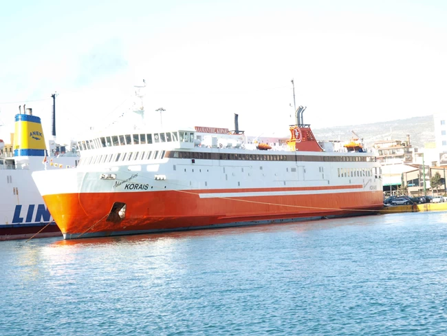 Στον Πειραιά επιστρέφει το "Αδαμάντιος Κοραής" με βλάβη - Ταλαιπωρία για 193 επιβάτες