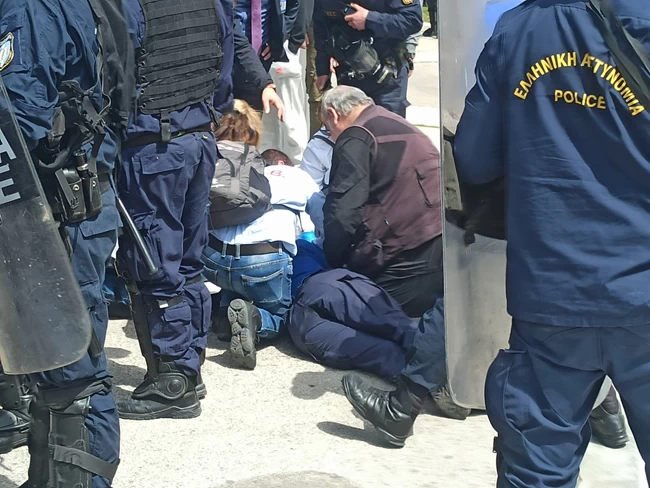 Αστυνομικός λιποθύμησε μπροστά στη Βουλή