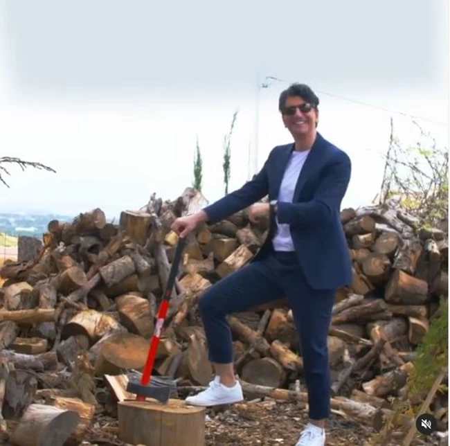 Ο Σάκης Ρουβάς κόβει ξύλα με κοστούμι και σνίκερς - Το βίντεο που προκάλεσε σχόλια