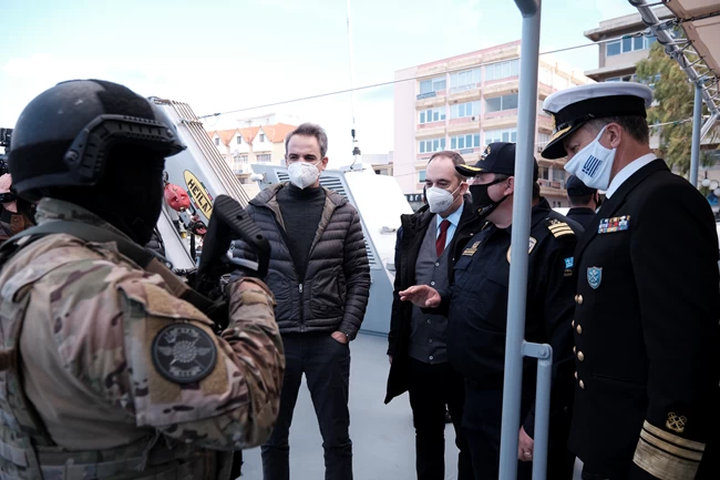 Συμβολική επίσκεψη Μητσοτάκη σε σκάφη του ΠΝ και του Λιμενικού στη Λέσβο: Σας ευχαριστώ, το 2020 φυλάξαμε τα σύνορά μας