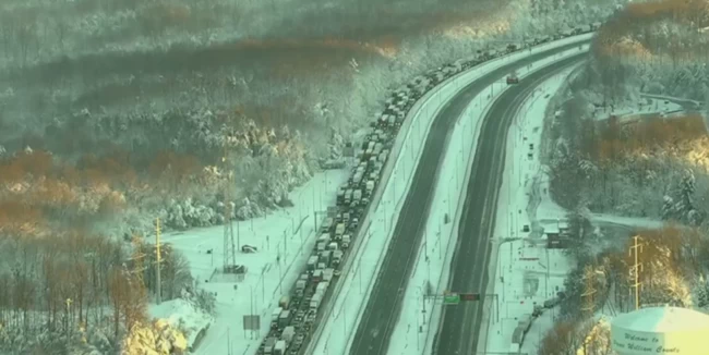 Μετρώντας ώρες στο χιόνι: Οι εγκλωβισμοί σε αυτοκινητόδρομους των ΗΠΑ, Ισπανίας, Γαλλίας, Γερμανίας με νεκρούς