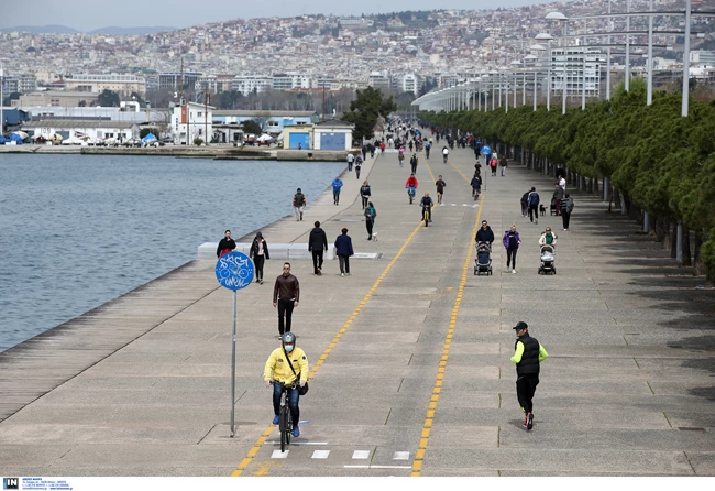 Συνωστισμός στην παραλία Θεσσαλονίκης: Πραγματικότητα, θεωρία συνωμοσίας ή μονταρισμένο βίντεο;