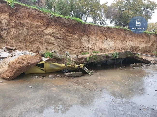 ροδος βραχος καταπλάκωσε αυτοκινητα