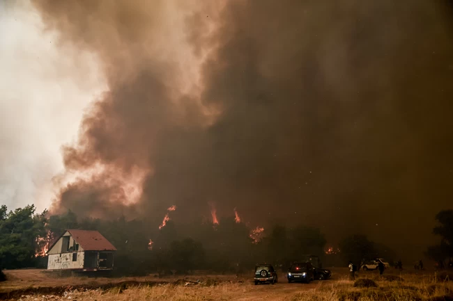 Φωτιά στα Βίλια: Μάχη με τις φλόγες κοντά στους οικισμούς Οινόη και Πανόραμα - Εκτός ελέγχου για τέταρτη ημέρα