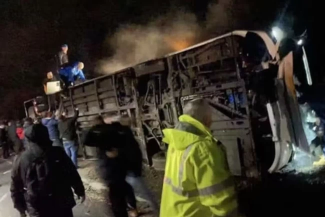 Διώροφο πούλμαν "δίπλωσε" σε παγωμένο αυτοκινητόδρομο στη Βρετανία - Χάος από καραμπόλα 100 αυτοκινήτων
