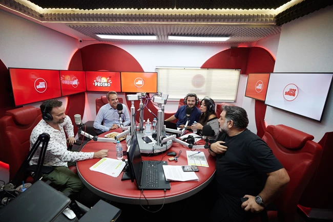 Ο Κυριάκος Μητσοτάκης αποκάλυψε το αγαπημένο του χρώμα, αν κάνει δουλειές του σπιτιού και τι ώρα ξυπνάει