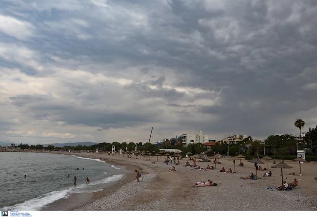 Μαύρισε ο ουρανός στη Γλυφάδα - Σύννεφα κάλυψαν την παραλία - Εντυπωσιακές εικόνες