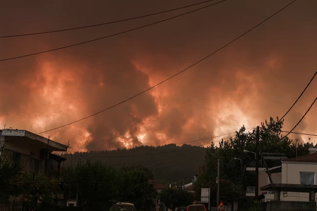 Παραδομένη στις φλόγες η Εύβοια: Oι φλόγες έκρυψαν το φως του ήλιου - Εκκενώθηκαν Πευκί, Βουλίκι και Αρτεμίσιο