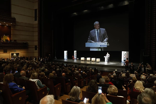 Έλενα Ράπτη: Η στιλάτη εμφάνιση με μακρυμάνικο μίνι φόρεμα που ανέδειξε την πολύ κομψή σιλουέτα της