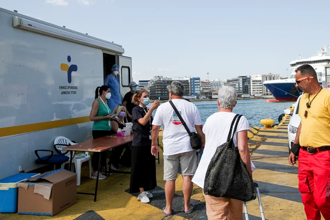"Φωτιά" πήραν τα τεστ λόγω διακοπών: Ο αριθμός τους διπλασιάστηκε μέσα σε μια εβδομάδα