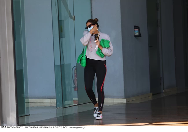 Σταματίνα Τσιμτσιλή: Η βόλτα με αθλητικό look και τσάντα ίδια με τη Βικτόρια Μπέκαμ