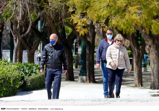Κώστας Σημίτης: Χαλαρός με casual look - Βόλτα για περπάτημα στο Ζάππειο μαζί με τη Δάφνη