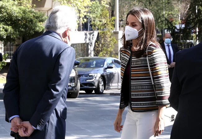 Βασίλισσα Λετίσια: Το απόλυτο ανοιξιάτικο look με έθνικ σακάκι, λευκό παντελόνι και ροζ γόβες