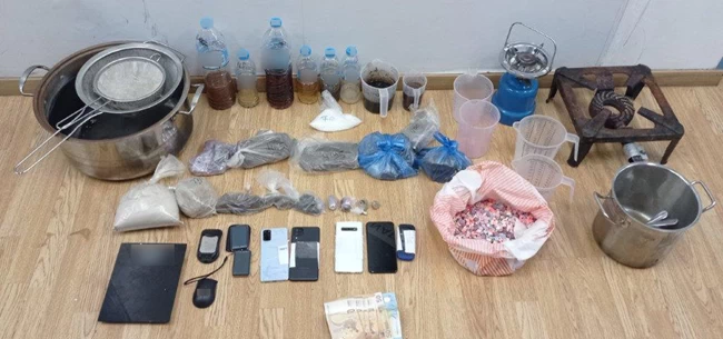 Η αστυνομία ανακάλυψε παρασκευαστήριο κρυσταλλικής μεθαμφεταμίνης στην Κυψέλη - Βρέθηκε και ηρωίνη και ecstasy