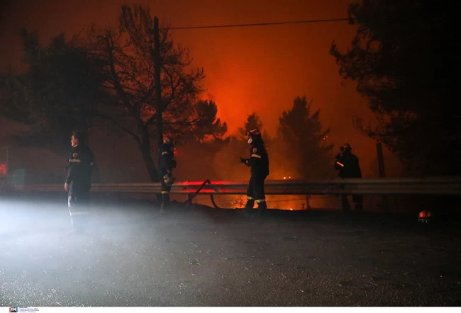Φωτιά στην Αττική: Εκκενώνεται το Καλέντζι - Μέτωπα σε Καπανδρίτι, Ιπποκράτειο Πολιτεία και Αφίδνες - Στη μάχη τα εναέρια μέσα